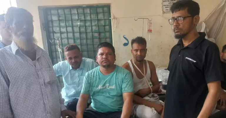 সংঘর্ষে আহত কয়েকজন ব্যক্তির ছবি